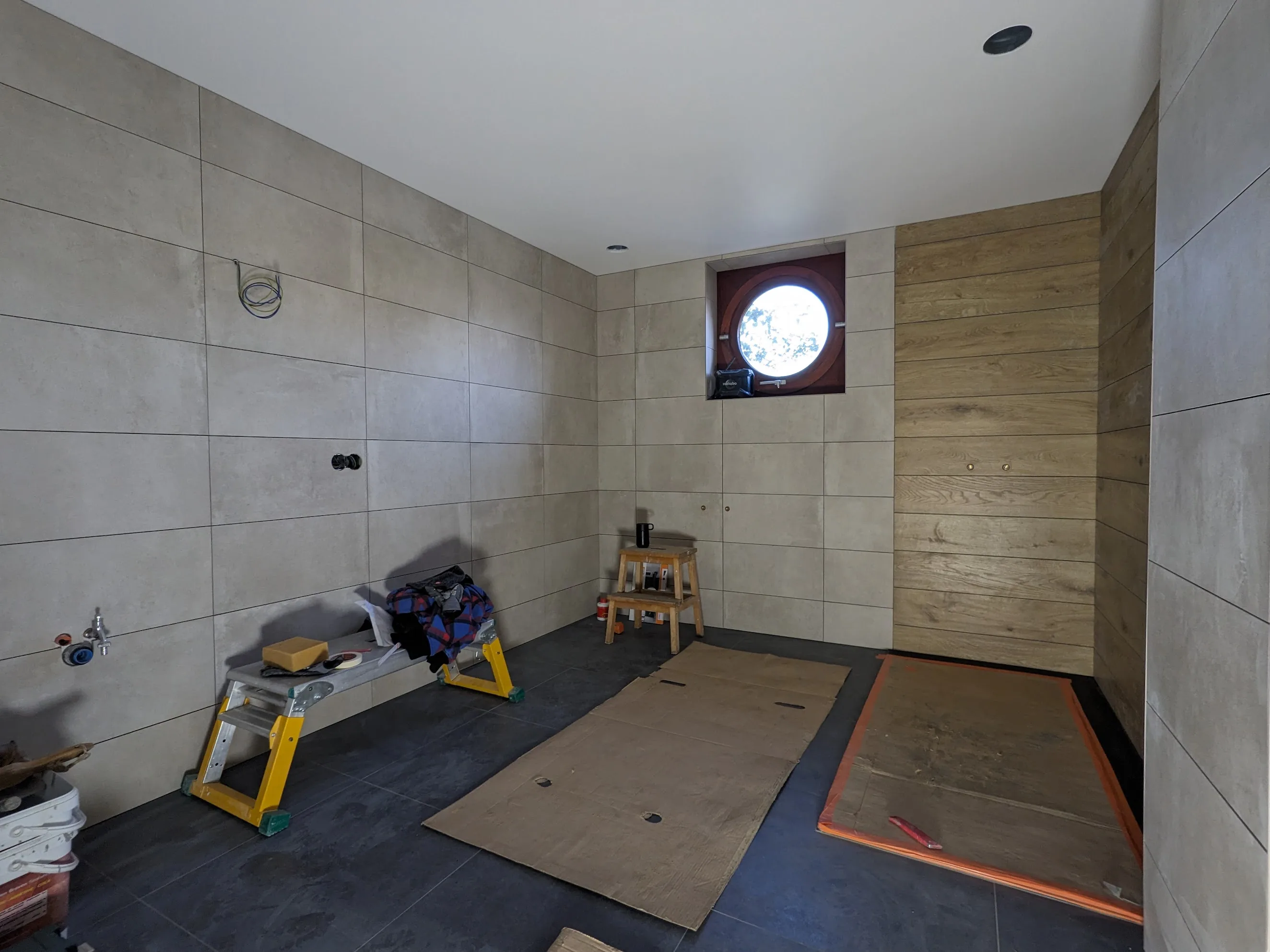 Carrelage grand format posé au sol et mur