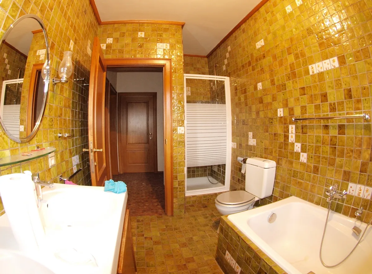 Salle de bains après rénovation complète avec mobilier sur mesure
